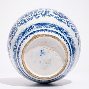 A Dutch Delft blue and white jar with peony scrolls in Ming-style, late 17th C. — 照片 5