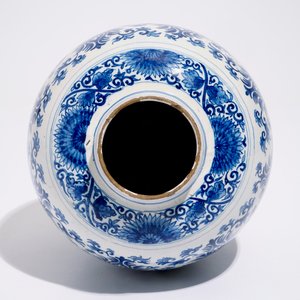 A Dutch Delft blue and white jar with peony scrolls in Ming-style, late 17th C. — 照片 6