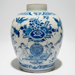 A Dutch Delft blue and white jar with putti design, 18th C. — 照片 1