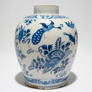 A Dutch Delft blue and white jar with putti design, 18th C. — 照片 2