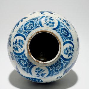 A Dutch Delft blue and white jar with putti design, 18th C. — 照片 5