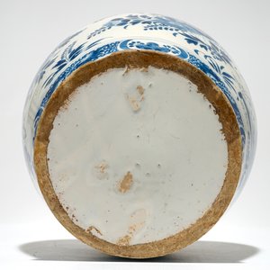 A Dutch Delft blue and white jar with putti design, 18th C. — 照片 6