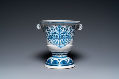 A Dutch Delft blue and white jardinière with flowervases, 18th C.