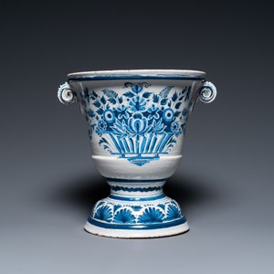 A Dutch Delft blue and white jardinière with flowervases, 18th C. — 照片 4