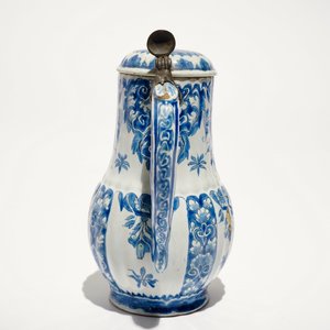 A Dutch Delft blue and white jug and cover with pewter mount, 18th C. — photo 3