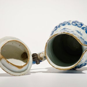 A Dutch Delft blue and white jug and cover with pewter mount, 18th C. — photo 7