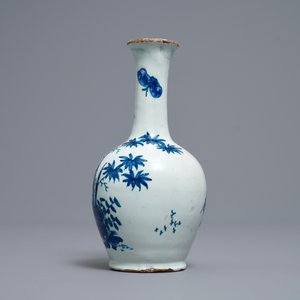 A Dutch Delft blue and white Kakiemon-style bottle vase, late 17th C. — photo 2