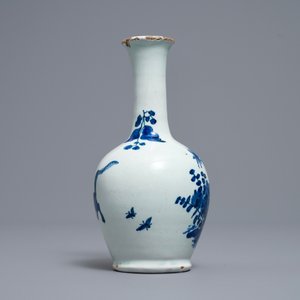 A Dutch Delft blue and white Kakiemon-style bottle vase, late 17th C. — photo 4