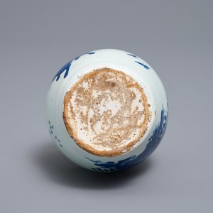 A Dutch Delft blue and white Kakiemon-style bottle vase, late 17th C. — photo 5