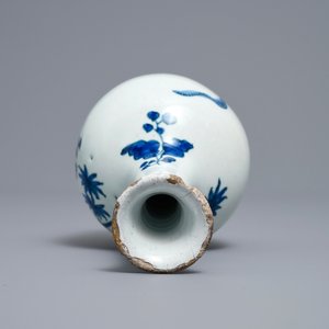 A Dutch Delft blue and white Kakiemon-style bottle vase, late 17th C. — photo 6