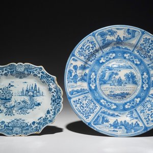 A Dutch Delft blue and white lobed oval tray and a chinoiserie dish, 17/18th C. — photo 1