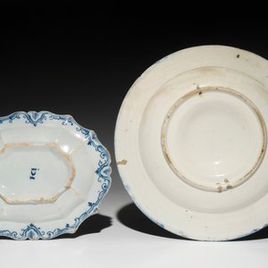 A Dutch Delft blue and white lobed oval tray and a chinoiserie dish, 17/18th C. — photo 2