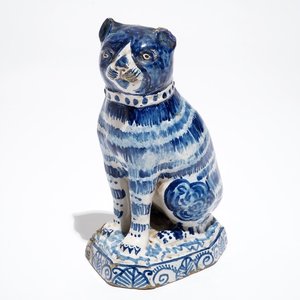 A Dutch Delft blue and white model of a cat, 1st half 19th C. — photo 1