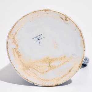 A Dutch Delft blue and white mug with lotus scrolls in Ming-style, late 17th C. — photo 6
