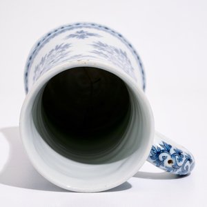 A Dutch Delft blue and white mug with lotus scrolls in Ming-style, late 17th C. — photo 7