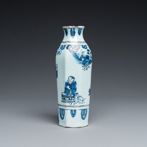 A Dutch Delft blue and white octagonal chinoiserie vase, 17th C. — photo 1