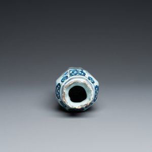 A Dutch Delft blue and white octagonal chinoiserie vase, 17th C. — photo 5