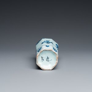 A Dutch Delft blue and white octagonal chinoiserie vase, 17th C. — photo 6
