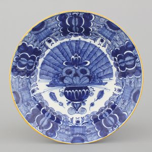 A Dutch Delft blue and white peacock's tail dish, 18th C. — 照片 1