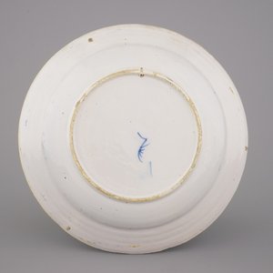 A Dutch Delft blue and white peacock's tail dish, 18th C. — 照片 2