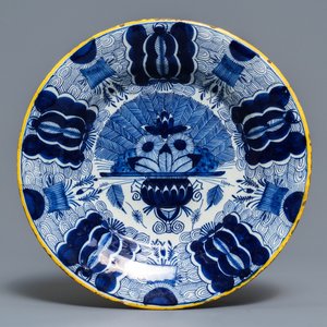 A Dutch Delft blue and white 'peacock's tail' dish and a pair of plates, 18th C. — 照片 4
