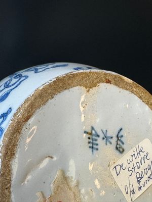 A Dutch Delft blue and white pewter-mounted armorial jug, late 17th C. — photo 12