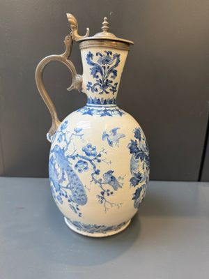 A Dutch Delft blue and white pewter-mounted armorial jug, late 17th C. — photo 3
