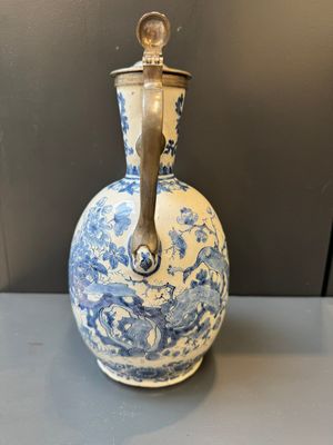 A Dutch Delft blue and white pewter-mounted armorial jug, late 17th C. — photo 4