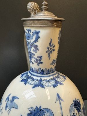 A Dutch Delft blue and white pewter-mounted armorial jug, late 17th C. — photo 7