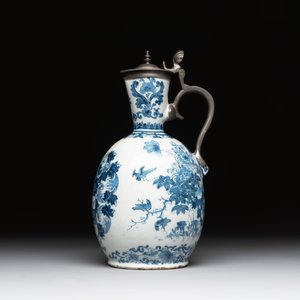 A Dutch Delft blue and white pewter-mounted armorial jug, late 17th C. — photo 3