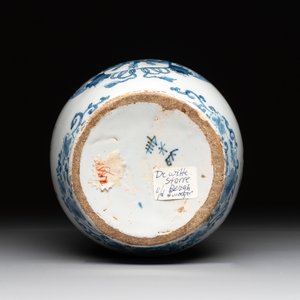 A Dutch Delft blue and white pewter-mounted armorial jug, late 17th C. — photo 6