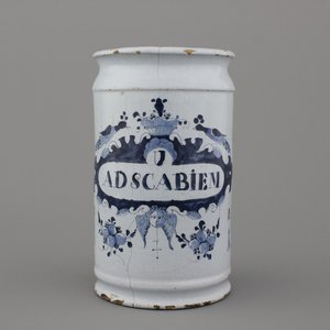 A Dutch Delft blue and white pharmacy jar, 18th C. — photo 1