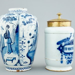 A Dutch Delft blue and white pharmacy jar and a chinoiserie vase, 18th C. — 照片 2