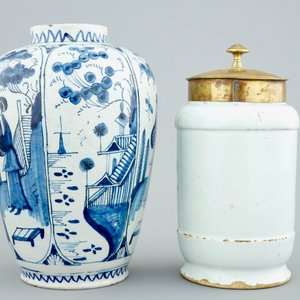 A Dutch Delft blue and white pharmacy jar and a chinoiserie vase, 18th C. — 照片 3