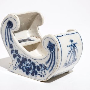 A Dutch Delft blue and white pipe stand modelled as a sledge, 18th C. — 照片 1