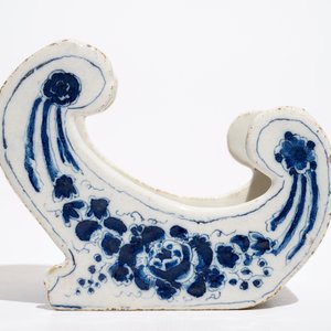 A Dutch Delft blue and white pipe stand modelled as a sledge, 18th C. — 照片 2