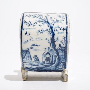A Dutch Delft blue and white pipe stand modelled as a sledge, 18th C. — 照片 5