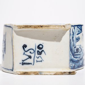 A Dutch Delft blue and white pipe stand modelled as a sledge, 18th C. — 照片 6