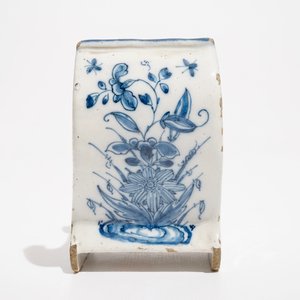 A Dutch Delft blue and white pipe stand modelled as a sledge, 18th C. — 照片 3