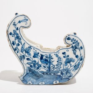 A Dutch Delft blue and white pipe stand modelled as a sledge, 18th C. — 照片 4