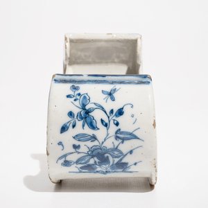 A Dutch Delft blue and white pipe stand modelled as a sledge, 18th C. — 照片 5