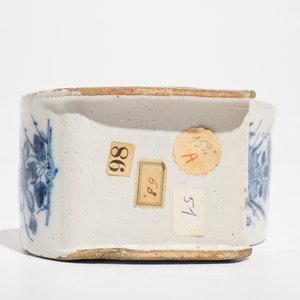 A Dutch Delft blue and white pipe stand modelled as a sledge, 18th C. — 照片 7