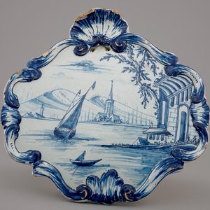 A Dutch Delft blue and white plaque with a sailboat, 18th C. — 照片 1