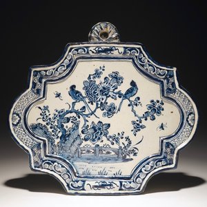 A Dutch Delft blue and white plaque with birds among flowers, 18th C. — photo 1