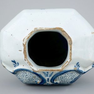A Dutch Delft blue and white plate, a vase and a collection of tiles, 17/19th C. — photo 3