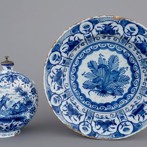 A Dutch Delft blue and white plate and gourd flask, 18/19th C. — foto 1