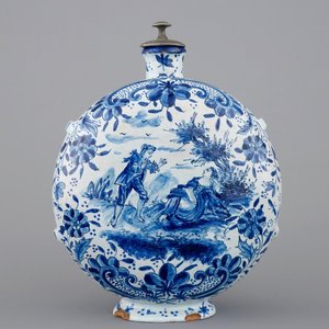 A Dutch Delft blue and white plate and gourd flask, 18/19th C. — foto 2