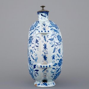 A Dutch Delft blue and white plate and gourd flask, 18/19th C. — foto 3