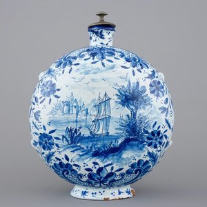 A Dutch Delft blue and white plate and gourd flask, 18/19th C. — foto 4