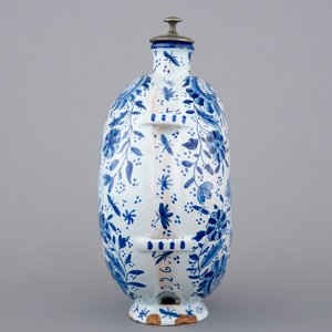 A Dutch Delft blue and white plate and gourd flask, 18/19th C. — foto 5